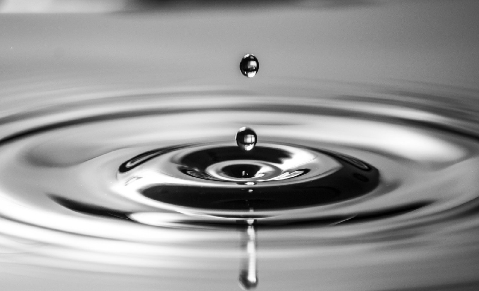 Surface d’eau pure, symbole de propreté textile